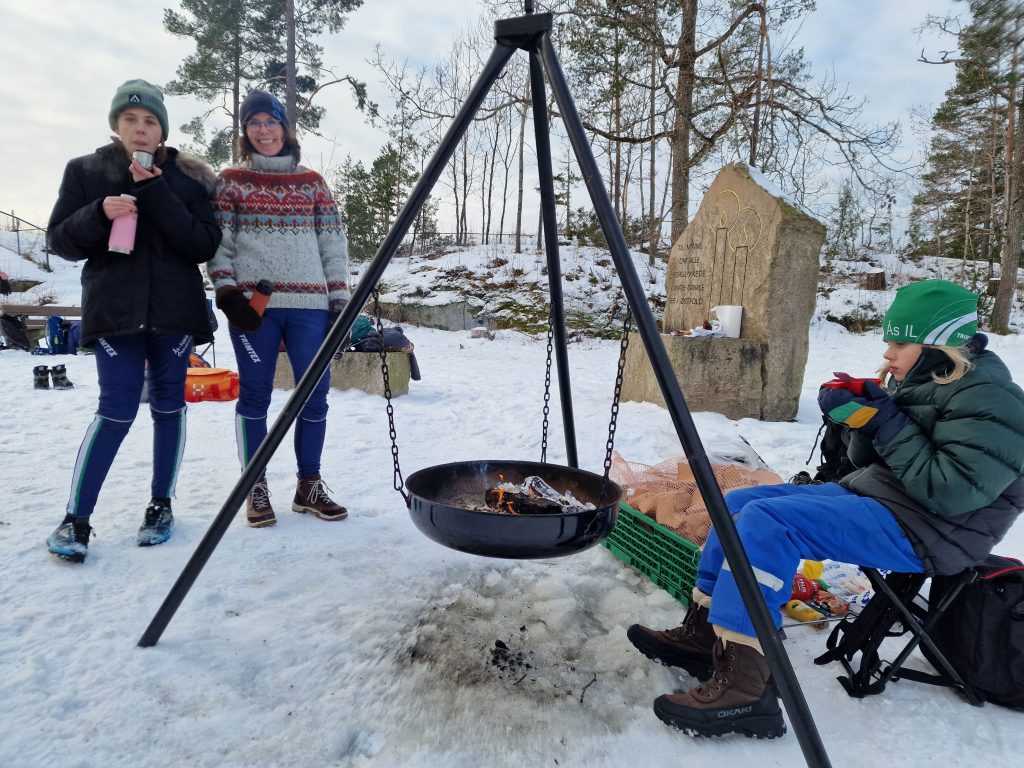 folk foran bålpanne