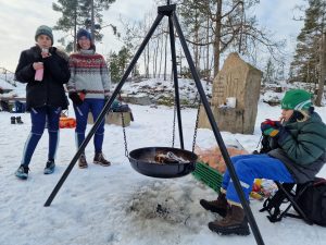 folk foran bålpanne