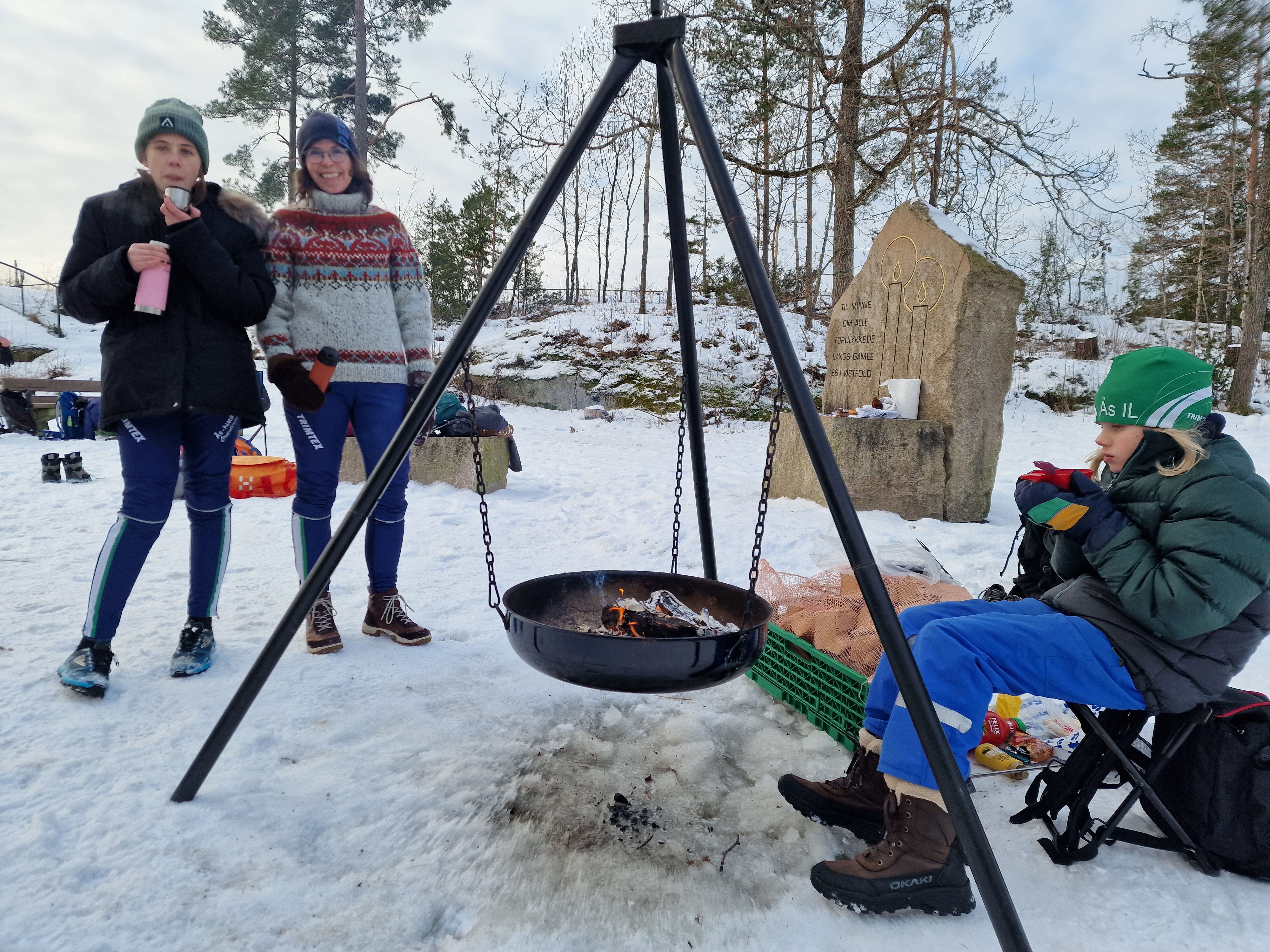 folk foran bålpanne